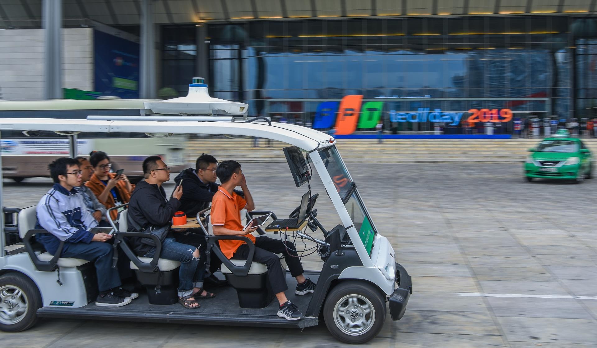 Video - Dan me cong nghe xep hang doi trai nghiem xe tu hanh hinh anh