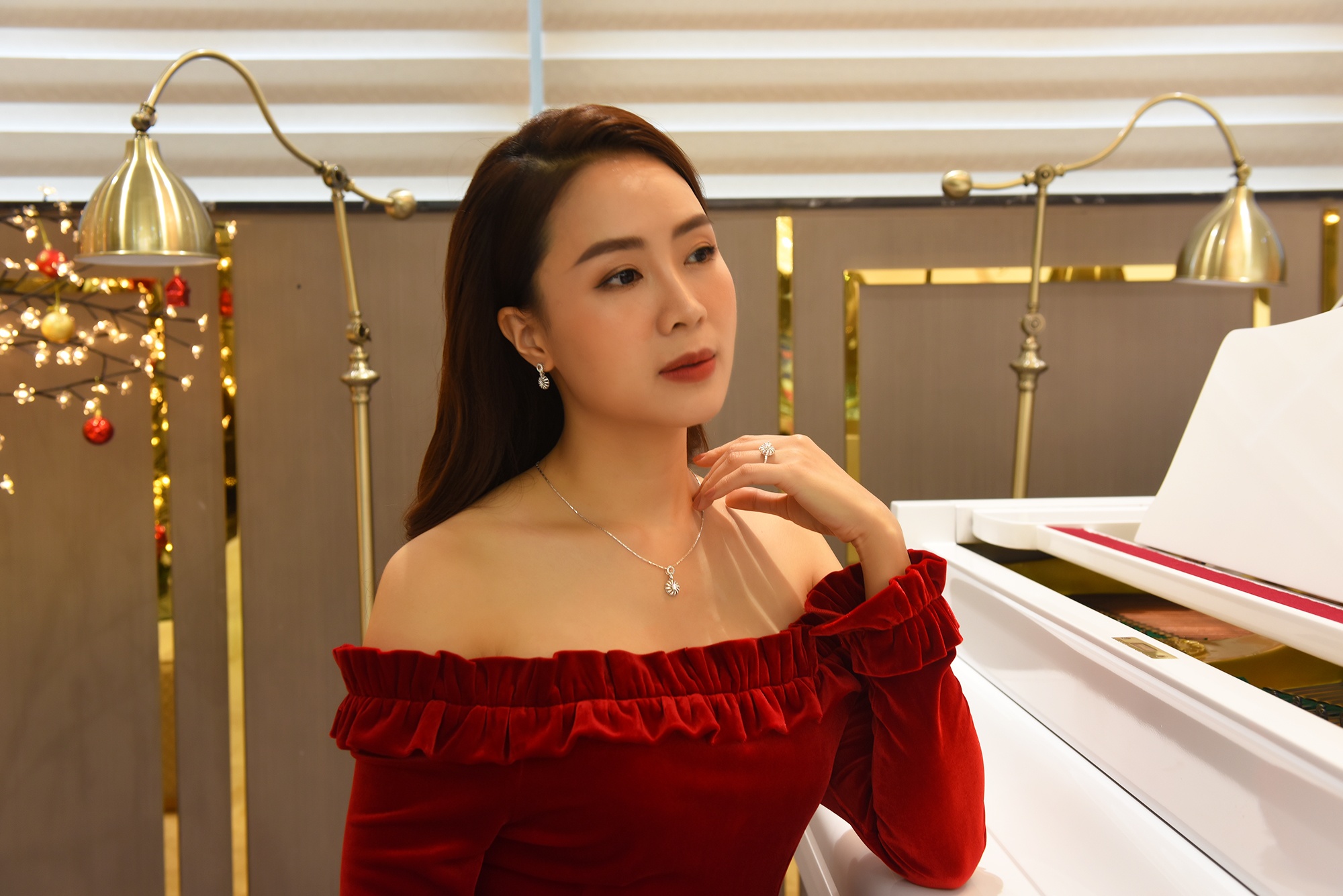 Xu huong trang suc kim cuong mua le hoi hinh anh