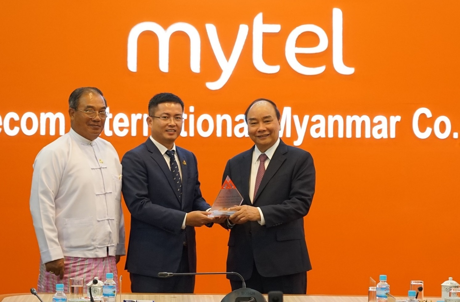 Thu tuong Nguyen Xuan Phuc den tham tru so Viettel tai Myanmar hinh anh