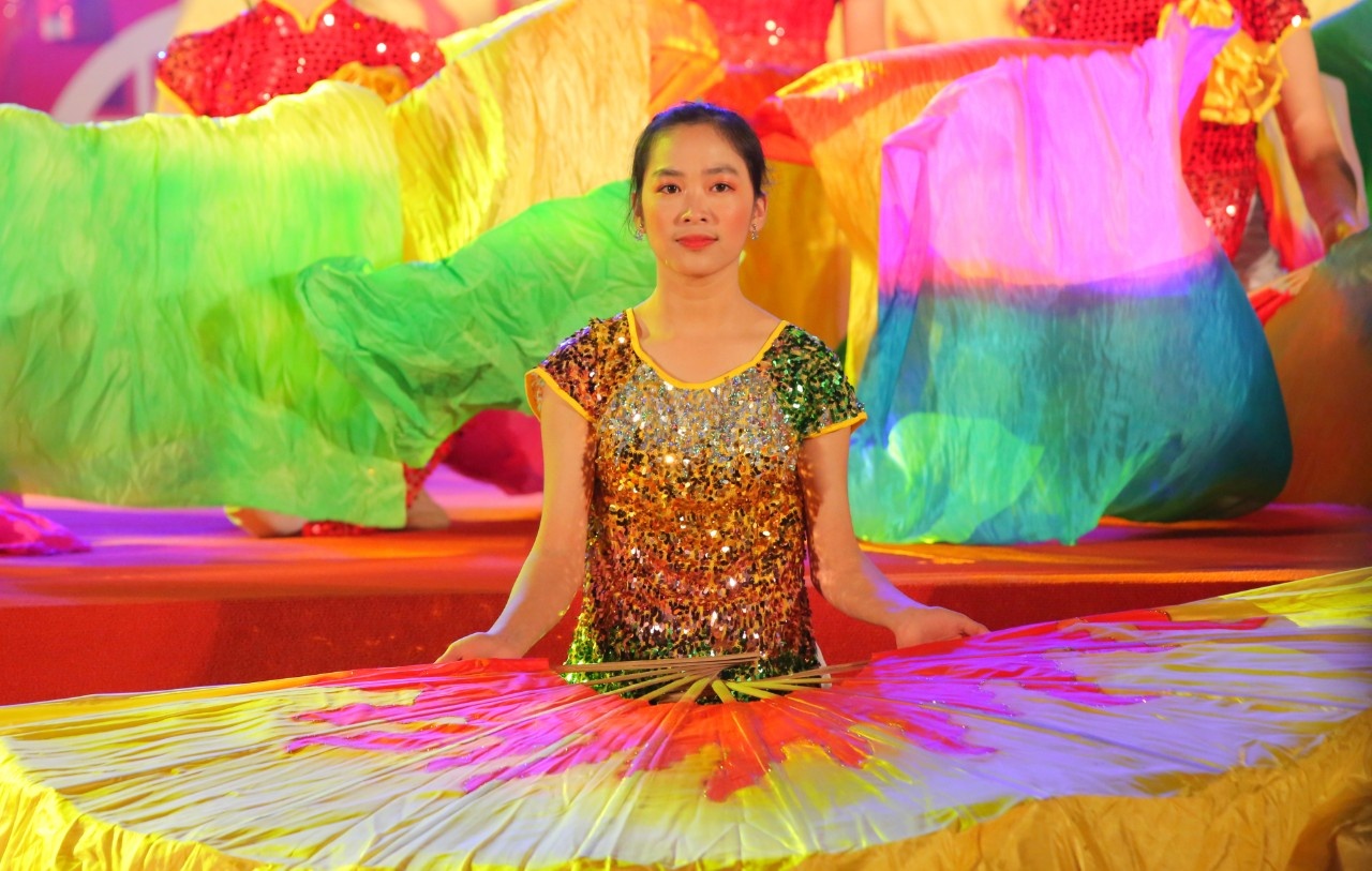 Video - Nguoi dan Binh Lieu hat mung ky niem 100 nam thanh lap hinh anh