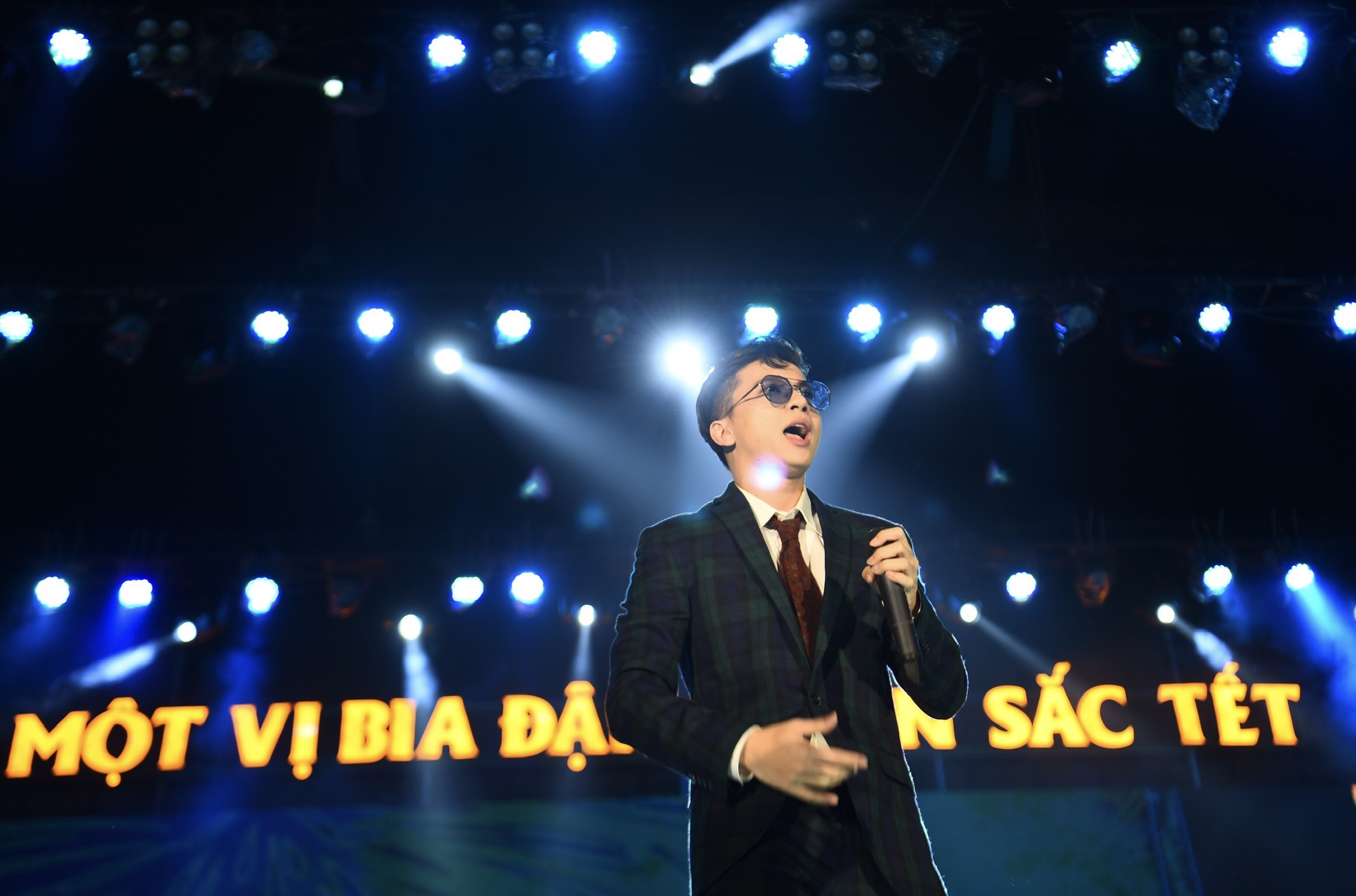 Video - S.T Son Thach mang loat hit dai khan gia Da thanh hinh anh