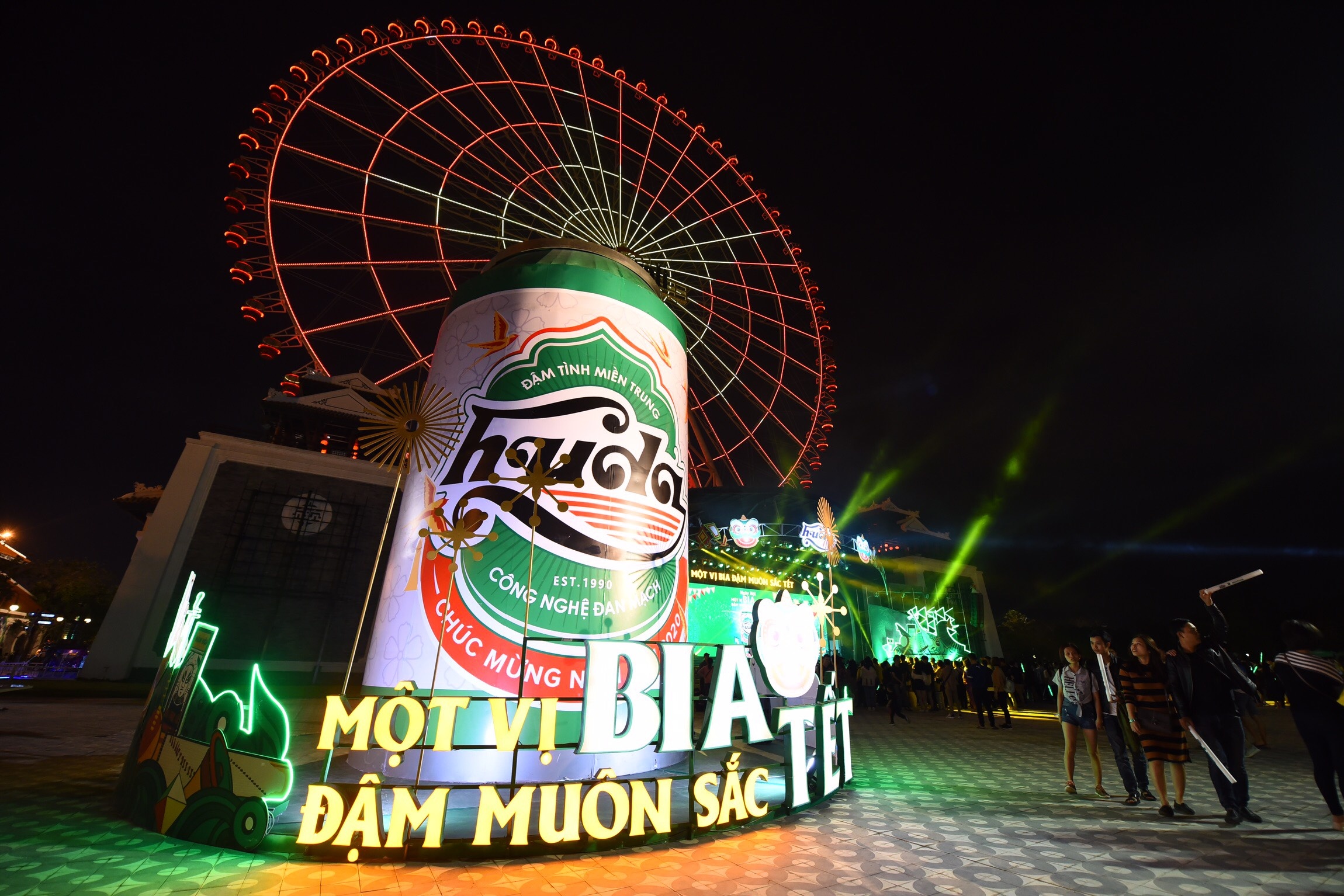 Video - Hang tram ban tre hao hung check-in cung lon bia khong lo hinh anh