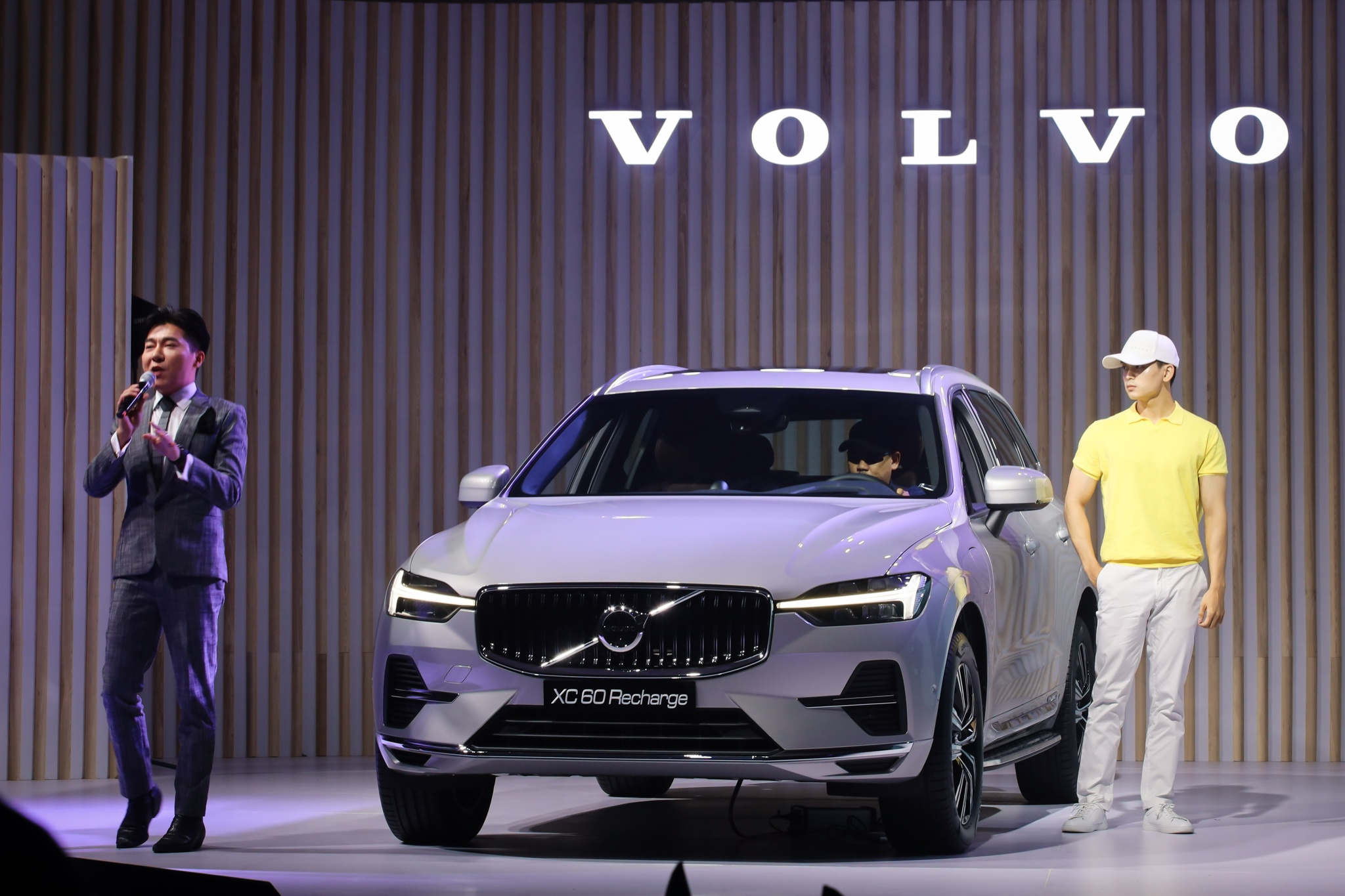 XC60 T8 AWD Recharge,  V60 B5 AWD Cross Country,  S90 B6 AWD Inscription anh 1