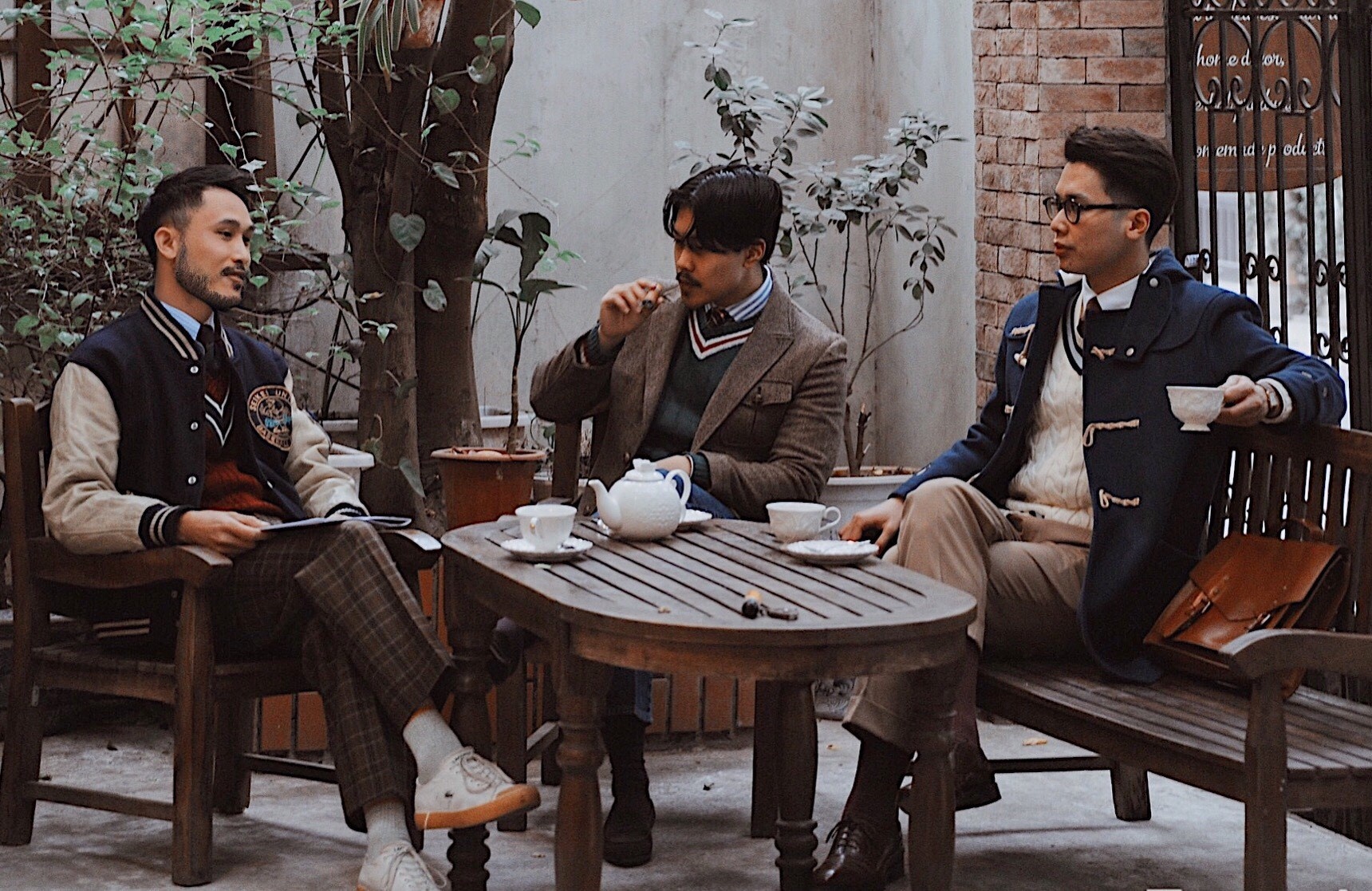 Nhap mon phong cach ‘Dark Academia’ cho Gen Z voi cong thuc don gian hinh anh