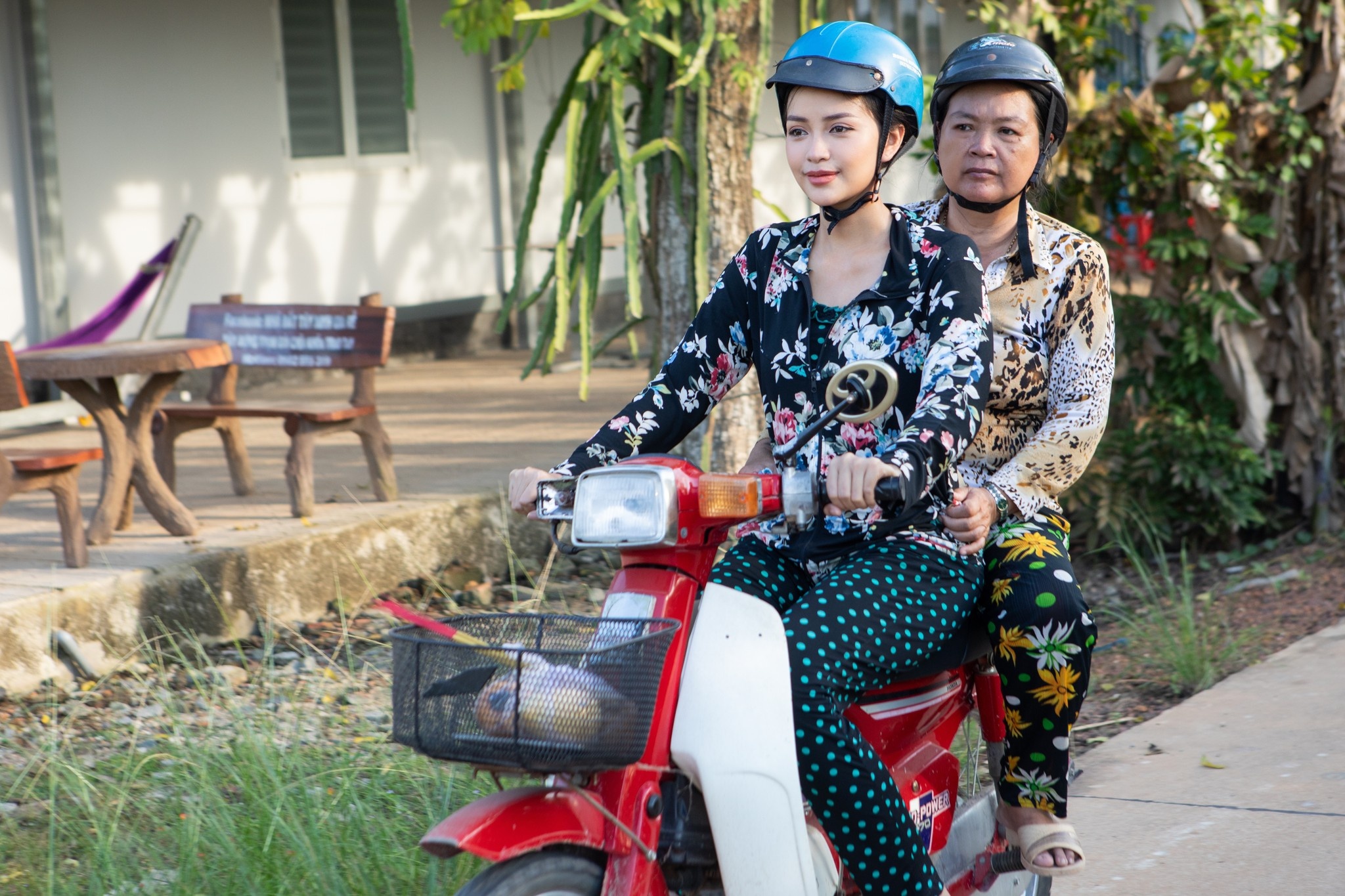 Thuy Tien,  Khanh Van,  Ngoc Chau,  Mai Phuong,  Nong Thuy Hang,  Thuy Dung,  tet cua hoa hau anh 4