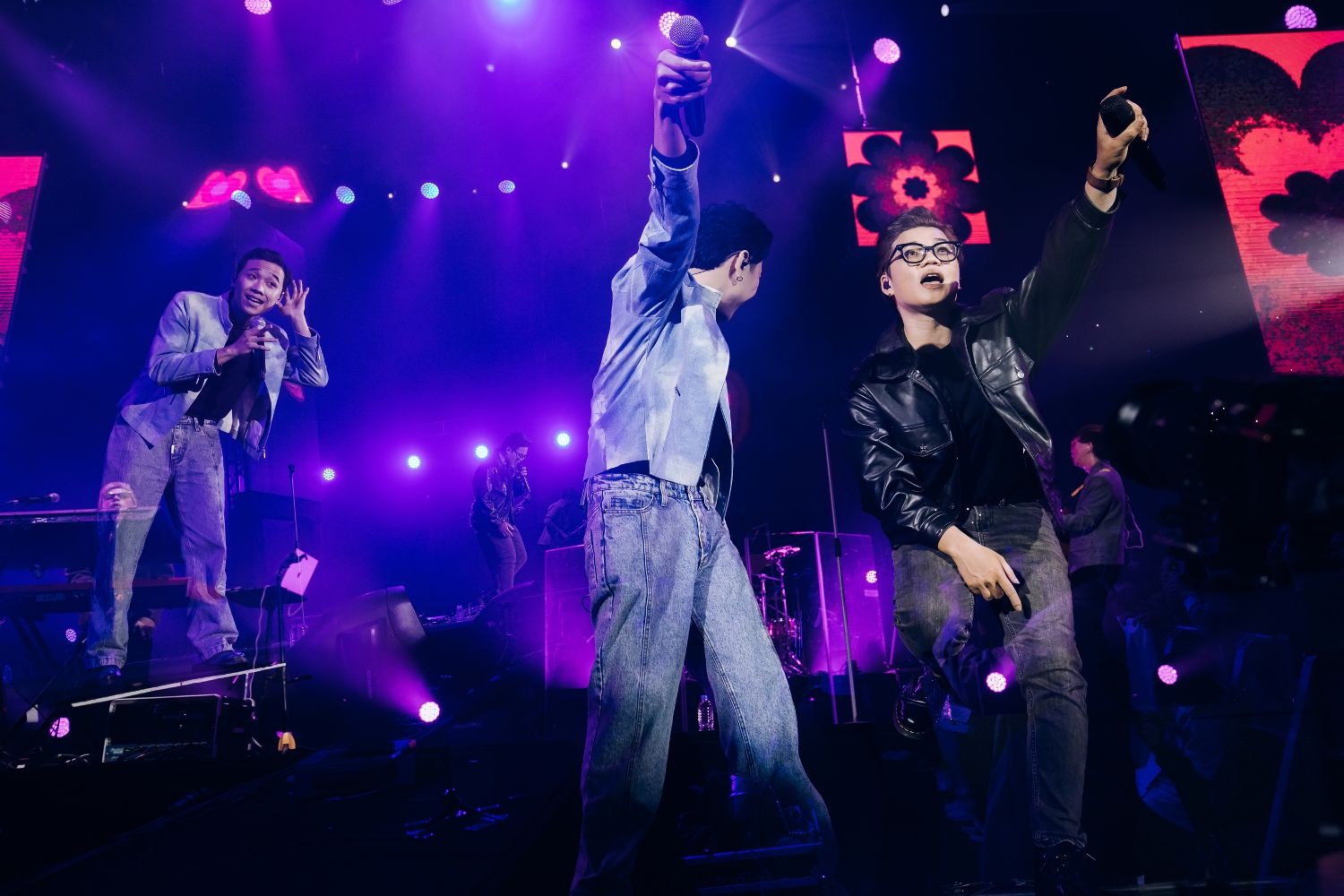 6.000 khan gia Ha Noi thang hoa voi nhung khuc hat bong benh Chillies hinh anh