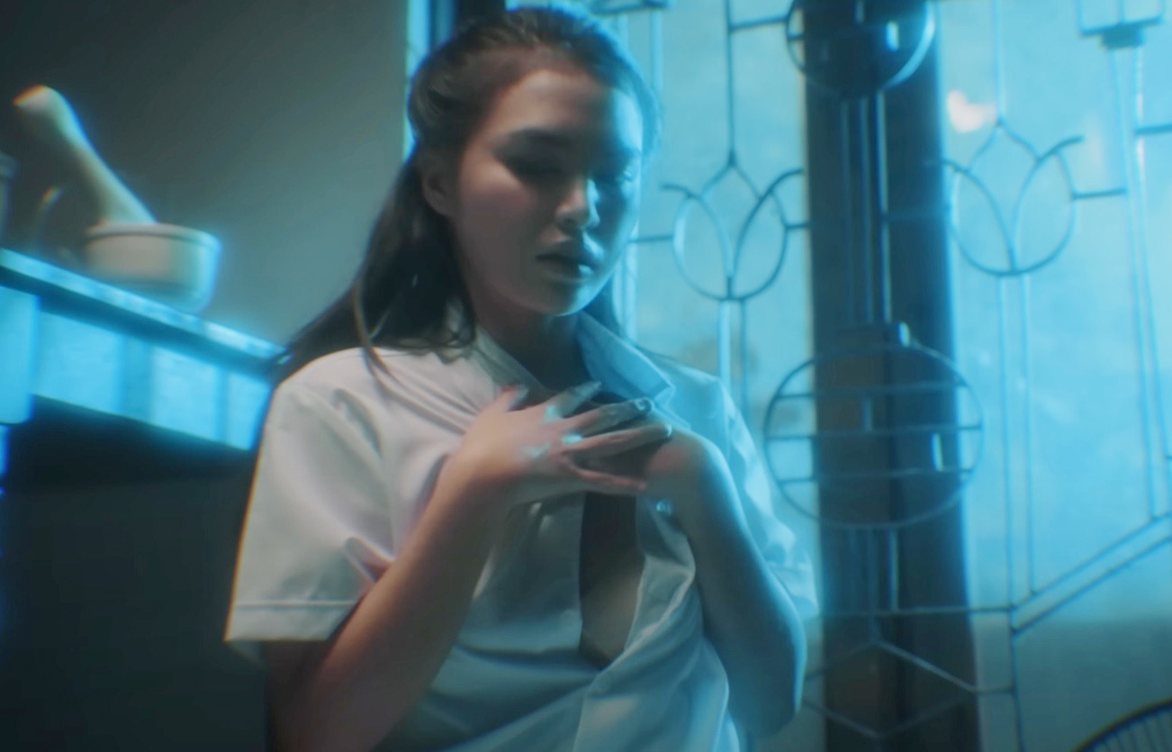 Ho Quang Hieu phan hoi canh nu dien vien lo nguc trong MV hinh anh