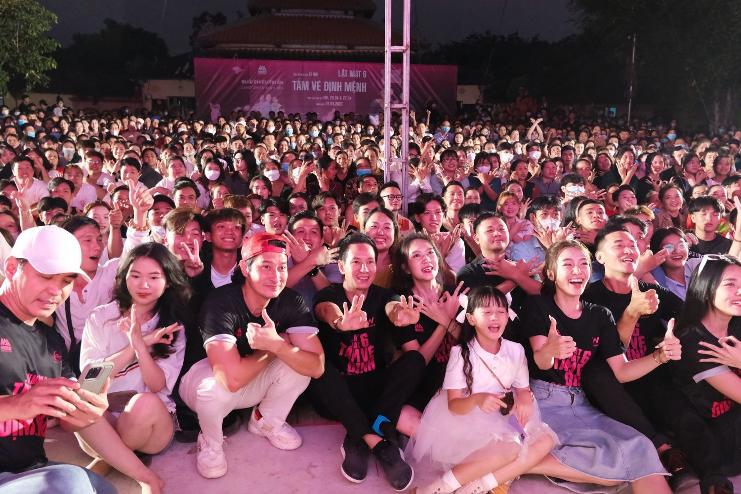 Ba con Dong Thap vay kin Ly Hai trong buoi xem 'Lat mat 6' mien phi hinh anh