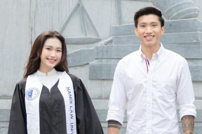 Doan Hai My nam tay Doan Van Hau chup anh ky yeu hinh anh