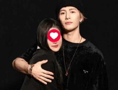 Nam ca si gay tranh cai vi thu tien khi fan muon chup anh than mat hinh anh