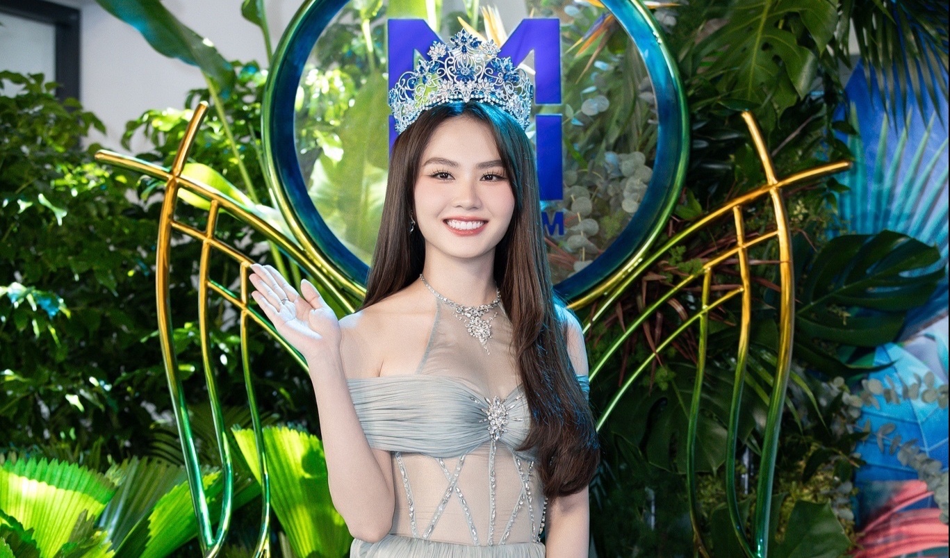 Mai Phuong goi cam tren ghe dang quang Hoa hau The gioi Viet Nam hinh anh