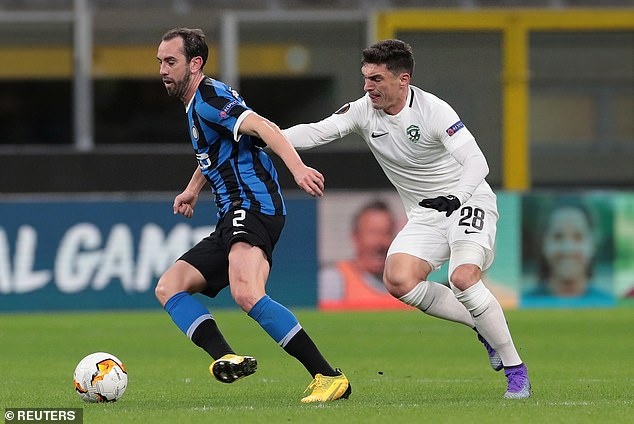 Man United len ke hoach chieu mo Godin anh 1