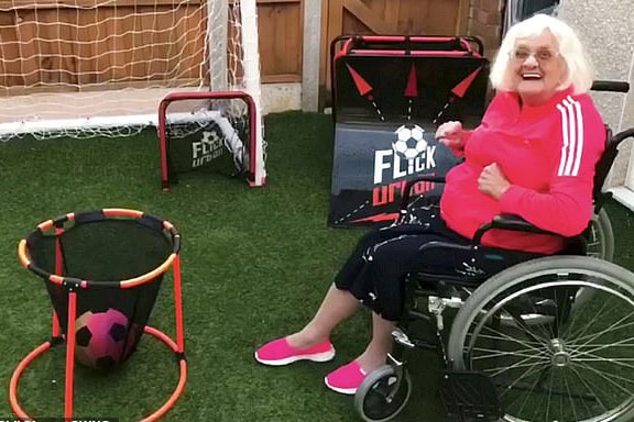 Cu ba 85 tuoi the hien ky nang da bong hinh anh