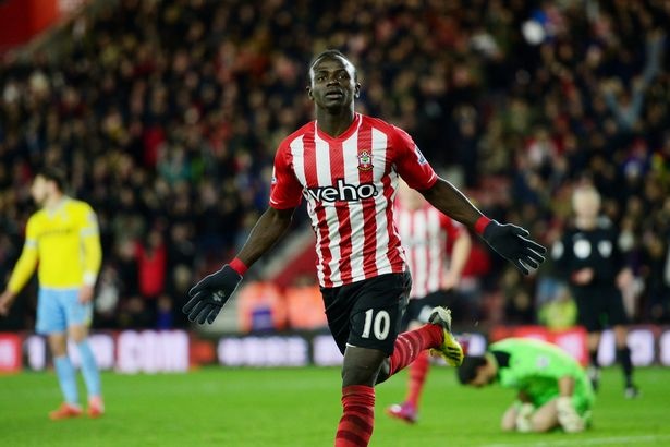 'Cac dong doi tung khong muon chuyen bong cho Mane' anh 1