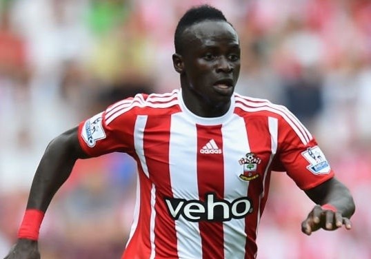 'Cac dong doi tung khong muon chuyen bong cho Mane' hinh anh