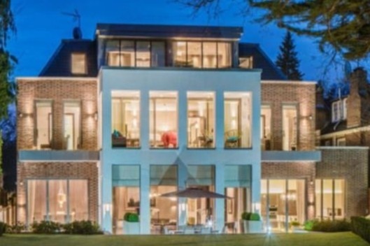 Can biet thu tri gia 16 trieu bang cua Aubameyang hinh anh