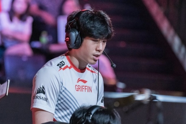 Huan luyen vien Han Quoc bi phat vi bao hanh hoc tro hinh anh