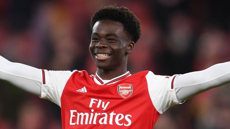 Bukayo Saka di vao lich su Arsenal sau ban thang truoc Wolves hinh anh