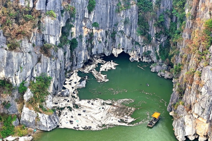 'Nui' rac khong lo tren vinh Ha Long sau bao hinh anh