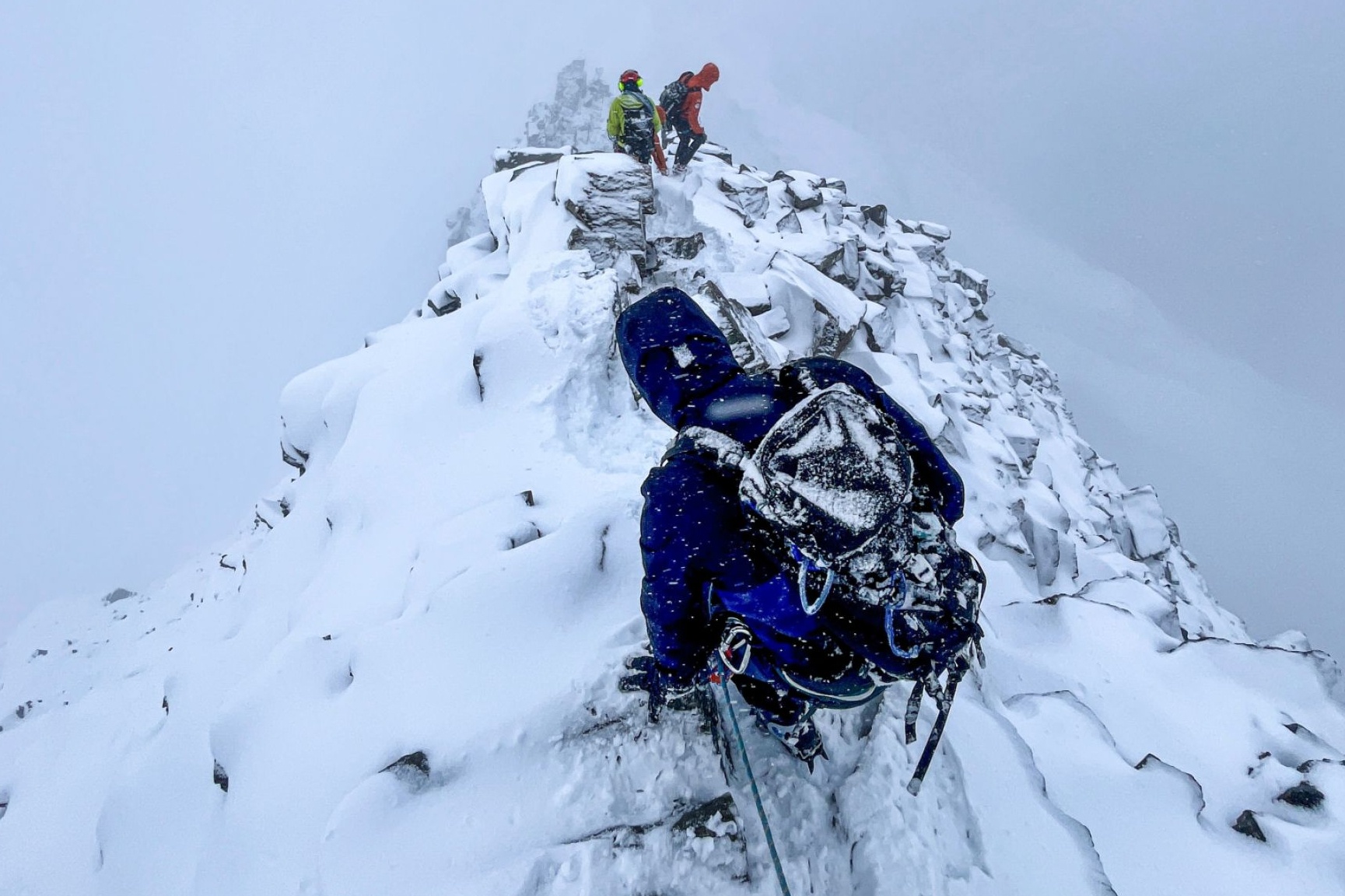 Can canh 14 gio giai cuu 2 nguoi Viet gap nan tren nui Thuy Si hinh anh