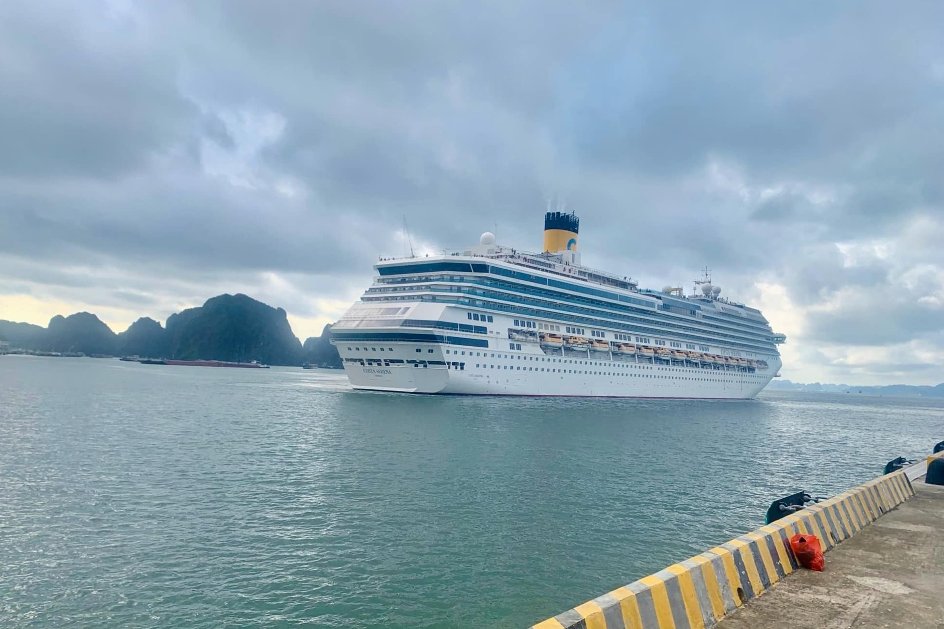 Du thuyen 5 sao dua gan 3.500 khach den Ha Long hinh anh
