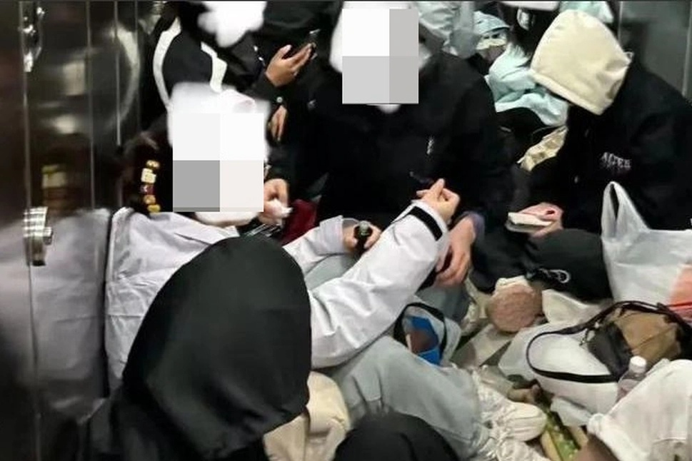 Khach ngu trong nha ve sinh khi diem du lich Trung Quoc 'vo tran' hinh anh