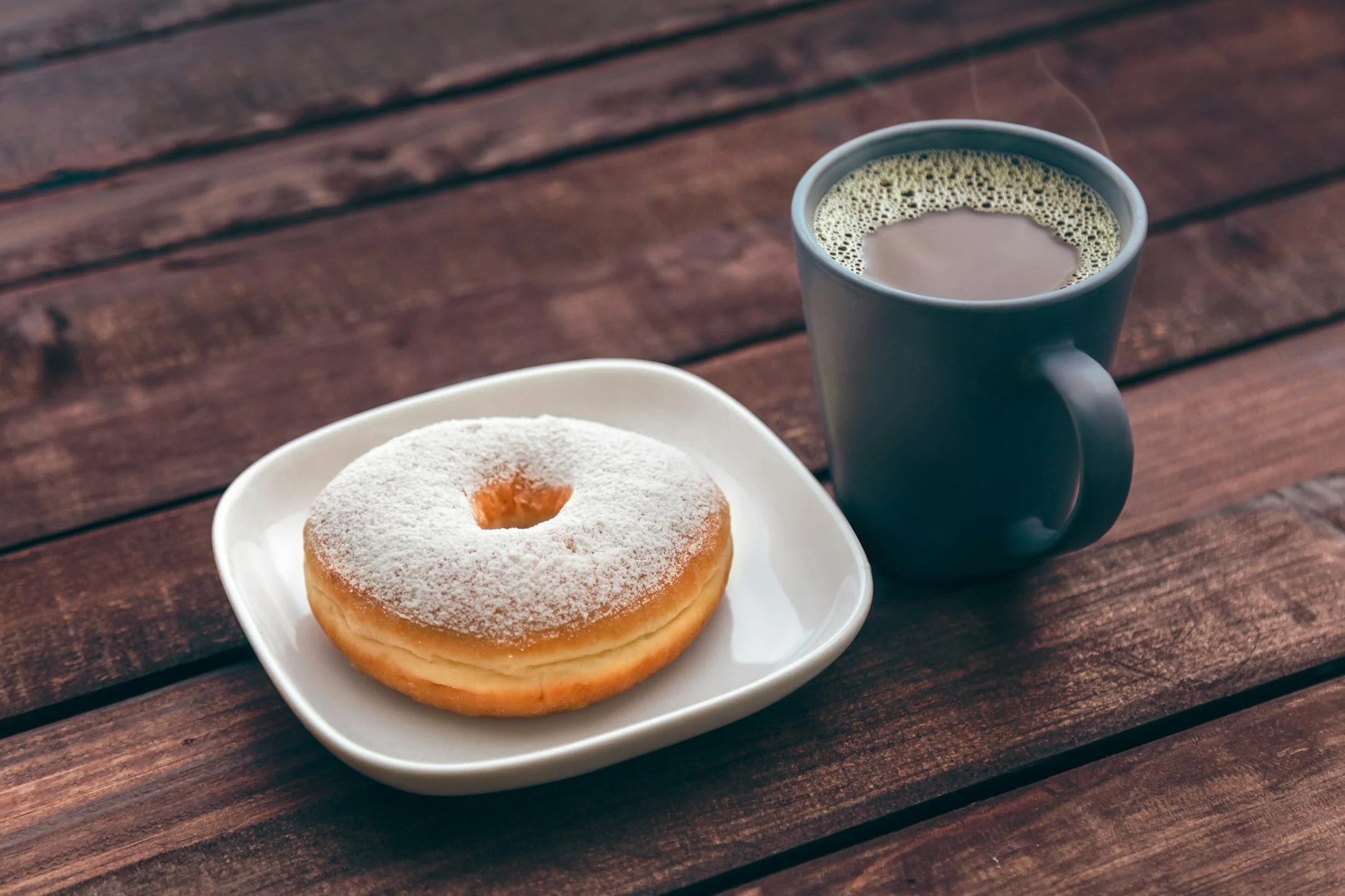 Vi sao banh donut co lo tron o giua? hinh anh