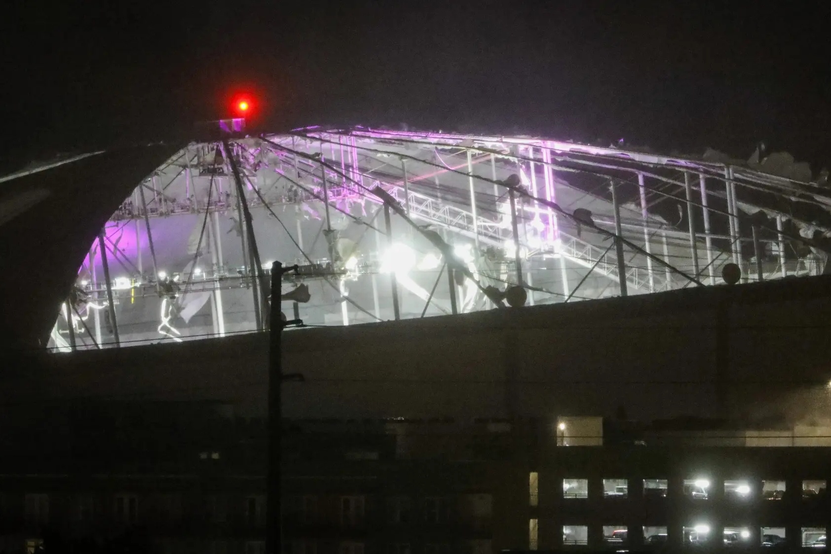 Bao Milton 'xe nat' san van dong o Florida hinh anh