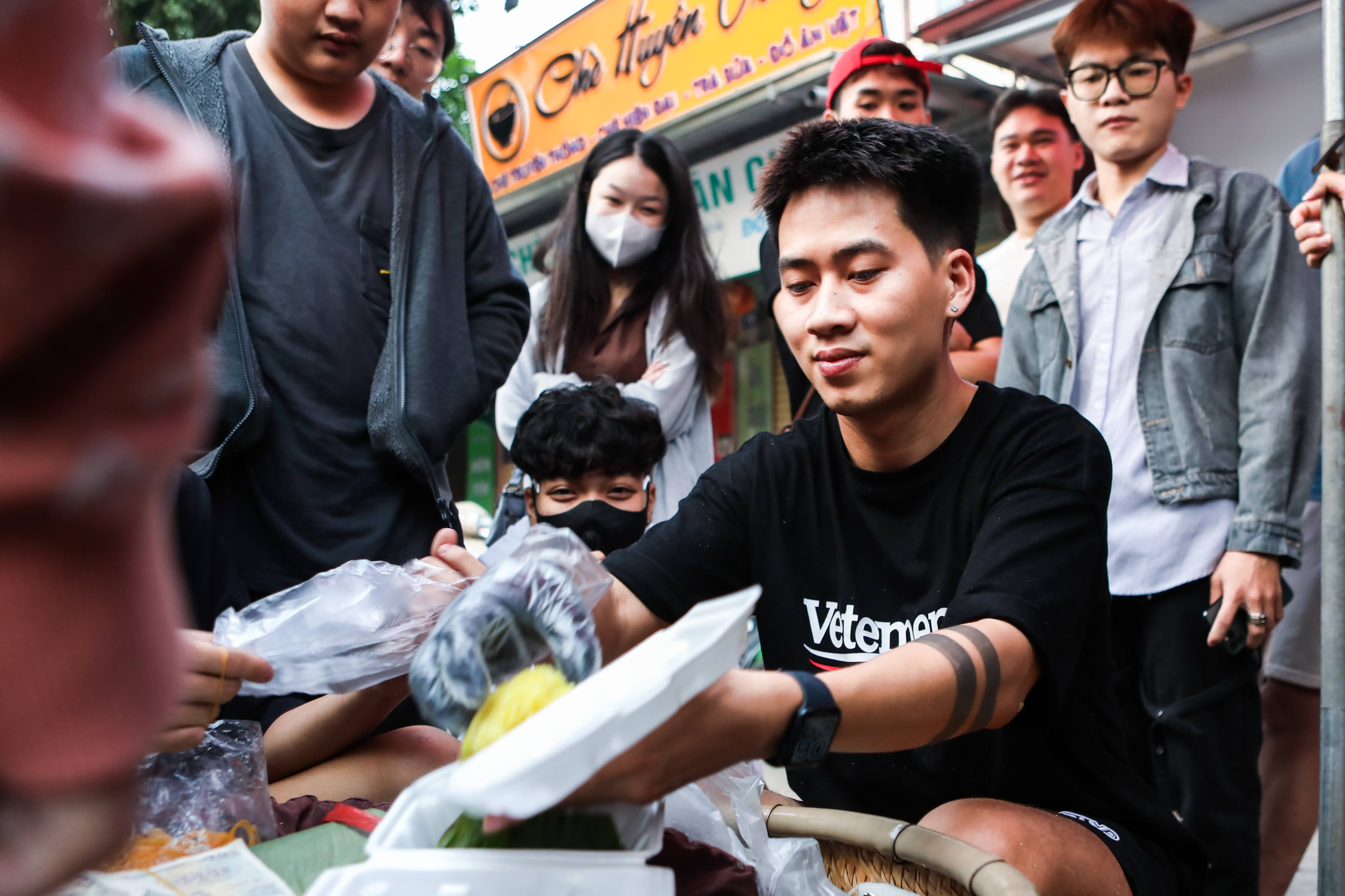 Quan xoi 'noi nhu con' khi chu quan bat ngo thanh idol TikTok hinh anh