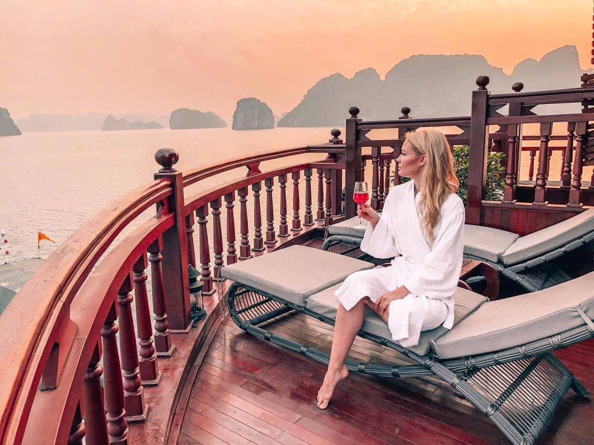 Noi khung gio ngam hoang hon tren vinh Ha Long hinh anh