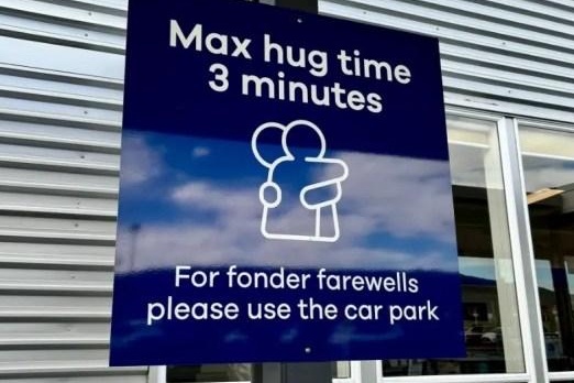 Quy dinh 'om 3 phut roi thoi' tai san bay New Zealand bi chi trich hinh anh