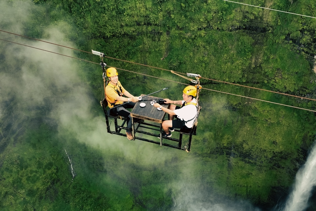 Toi uong ca phe 'lo lung' giua thac nuoc tai Lao hinh anh