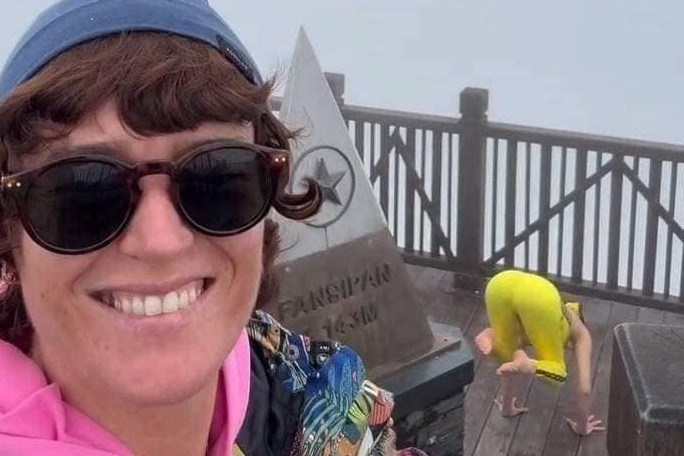 Tranh cai nhom du khach nhao lon, tap yoga tren dinh Fansipan hinh anh