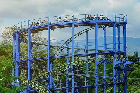 Tau luon Colombia mat dien, khach bam duong ray di bo xuong dat hinh anh