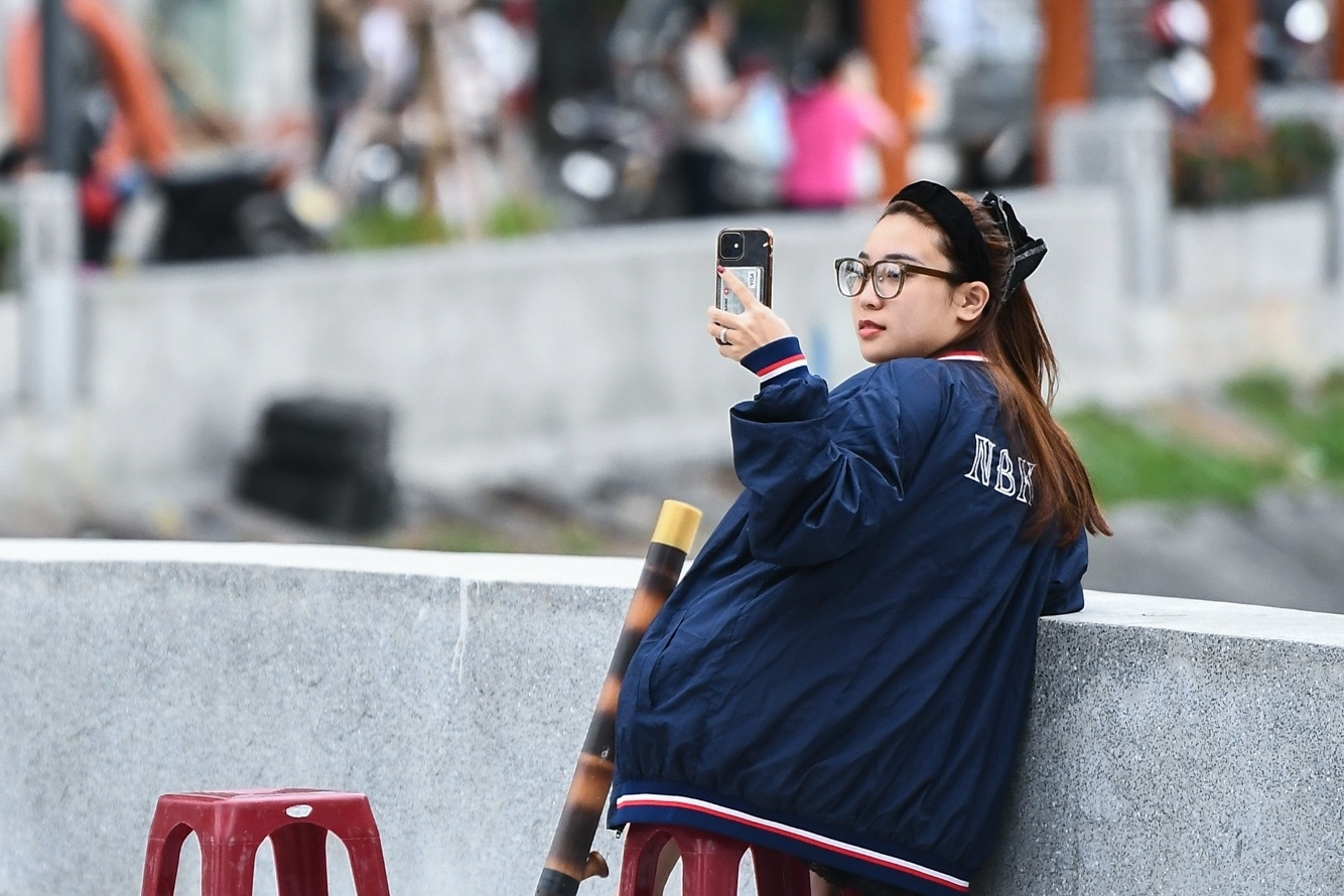 Canh e am tai pho di bo ben ho Ngoc Khanh hinh anh