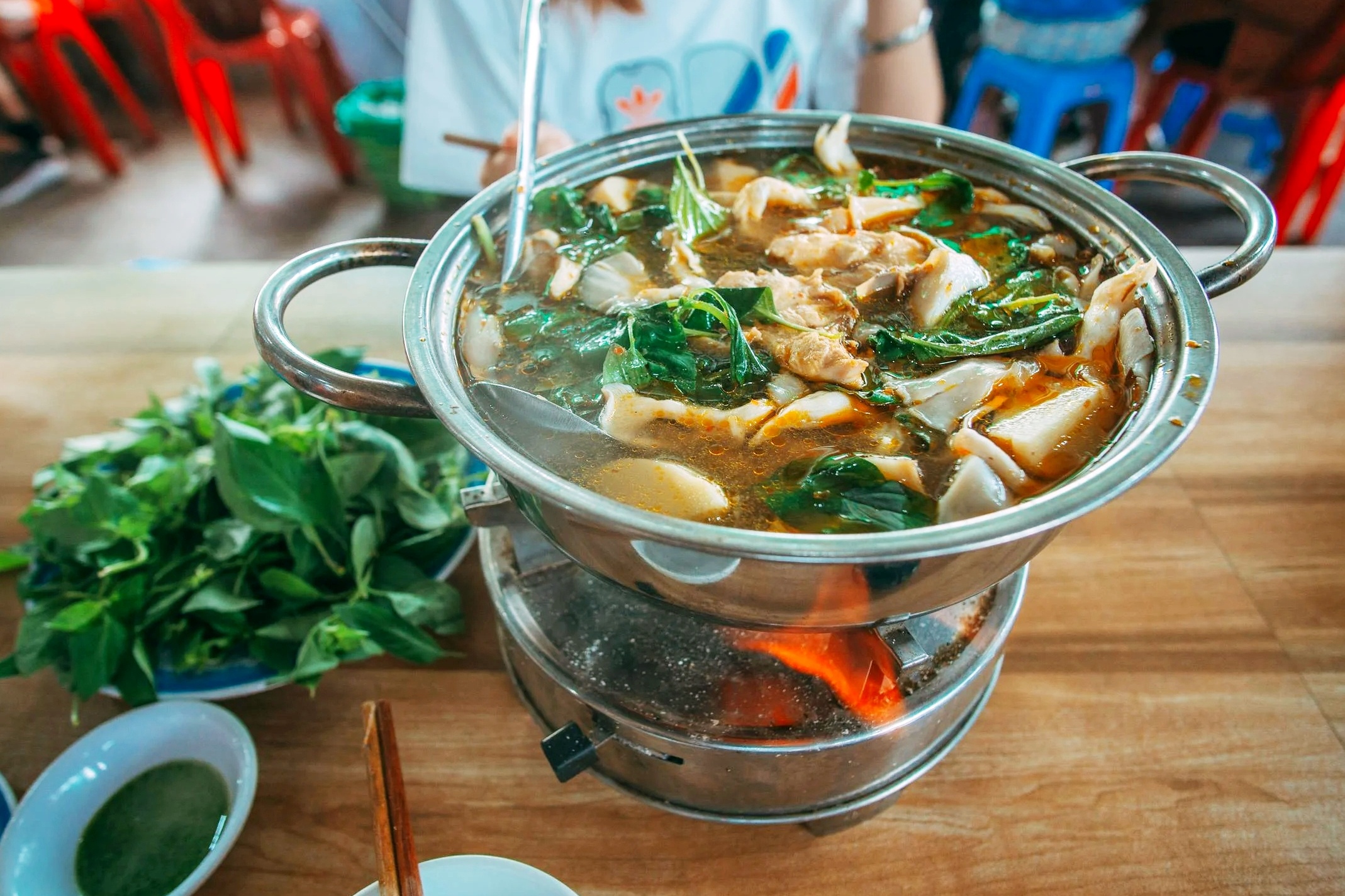 Ru ban don gio mua tai loat quan lau 'cuc pham' o Ha Noi hinh anh