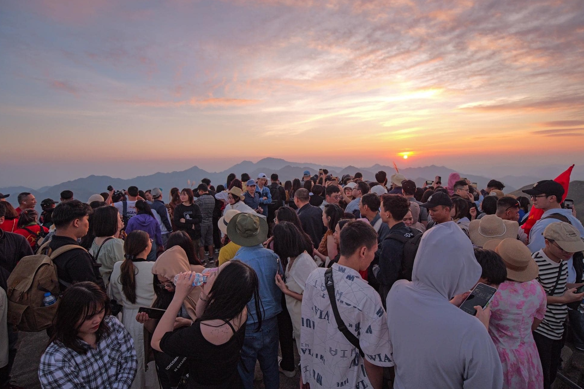 Binh Lieu dong nghin nghit, khach than 'khong con cho dung' hinh anh