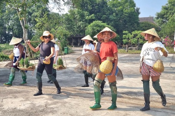 Ngac nhien nhin khach Tay lam phu ho, cay lua o Ninh Binh hinh anh