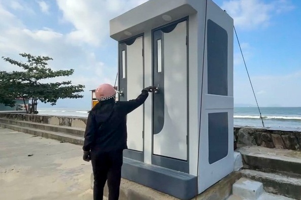 Nha ve sinh cong cong 'co cung nhu khong' tai bai bien Da Nang hinh anh