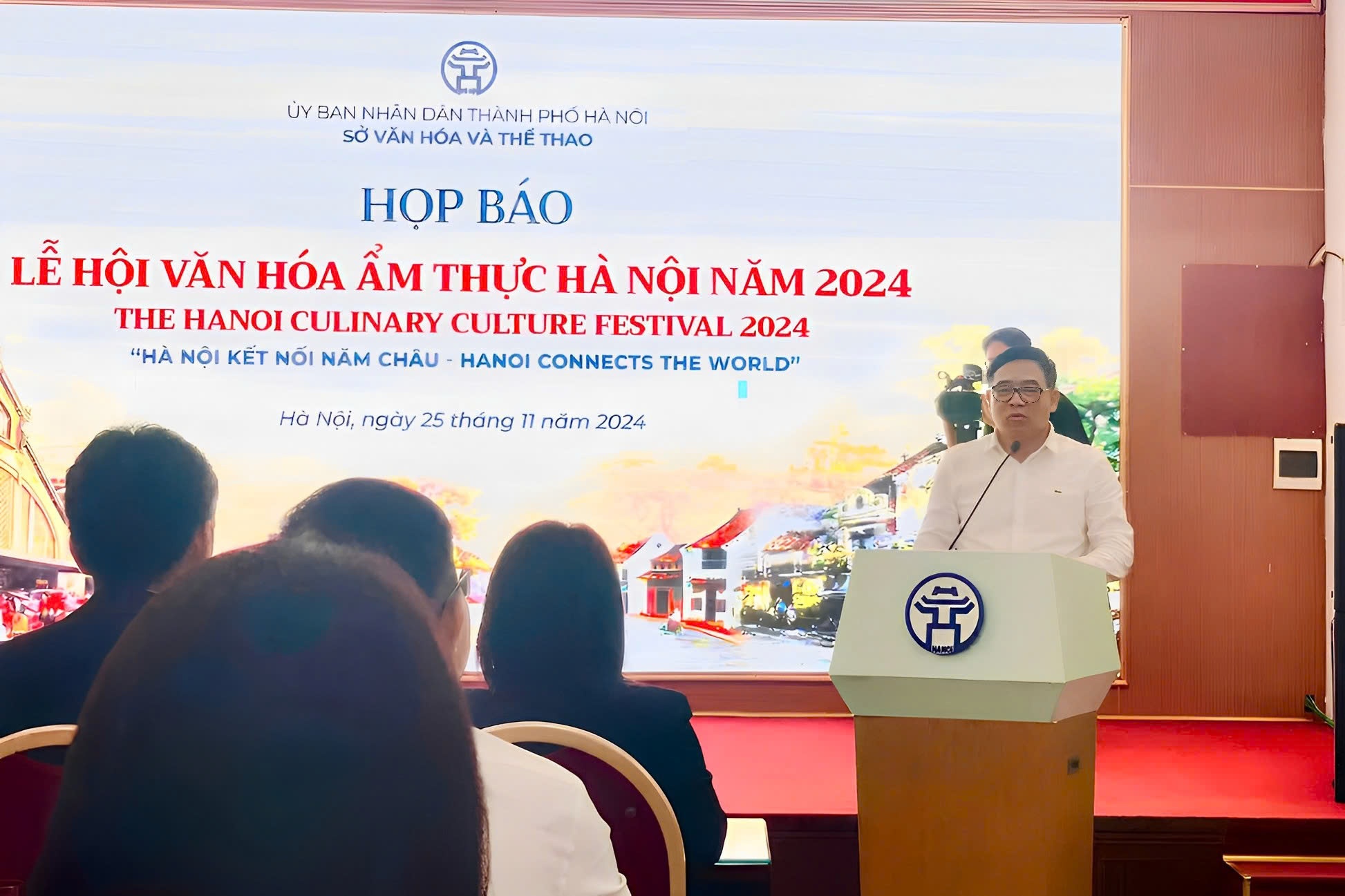 Lan dau co robot nau pho tai Le hoi van hoa am thuc Ha Noi 2024 hinh anh