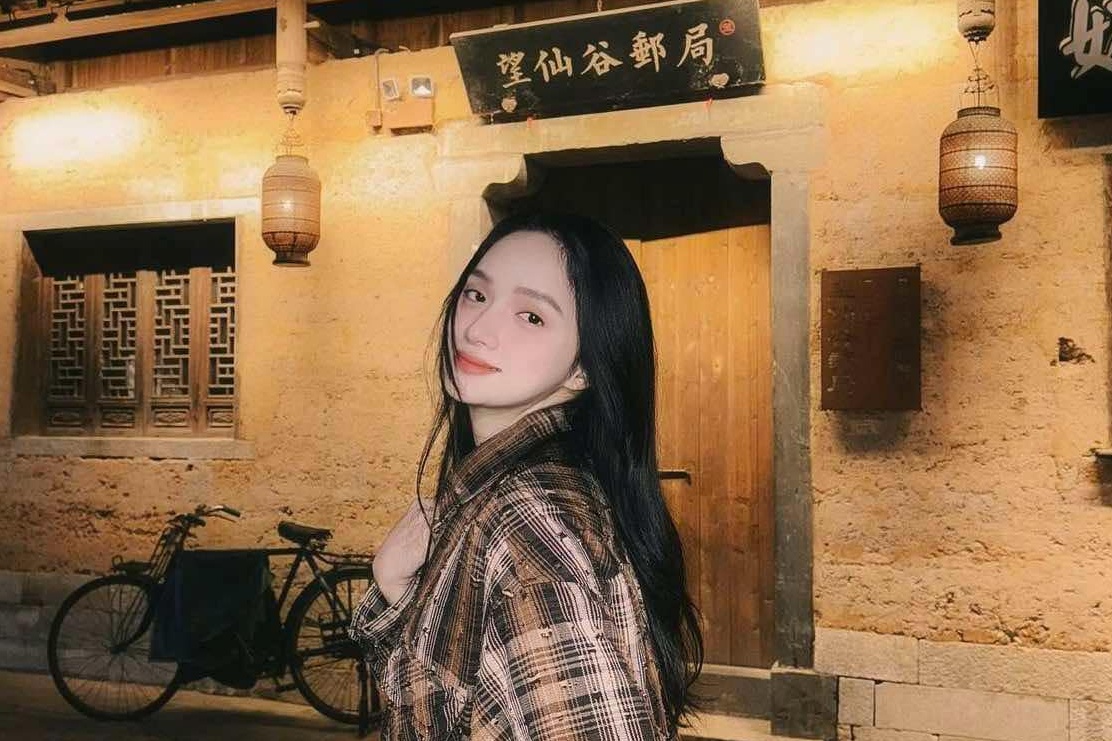 Tuan qua Huong Giang 'bat trend' di Trung Quoc, Ha Tang ghe Nhat Ban hinh anh