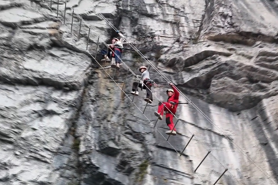 Can canh leo 'thang troi' tai Truong Gia Gioi, Trung Quoc hinh anh