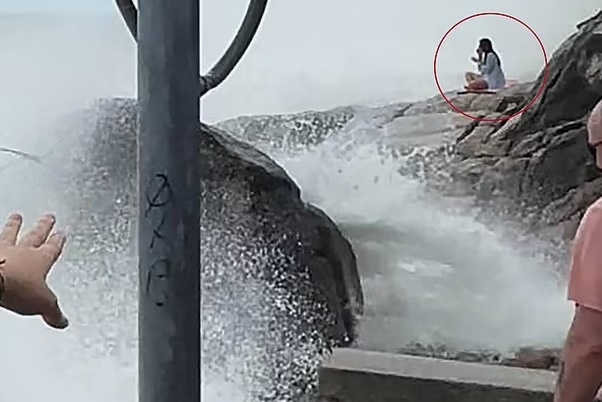 Dien vien Nga bi song cuon troi khi tap yoga o bien Thai Lan hinh anh