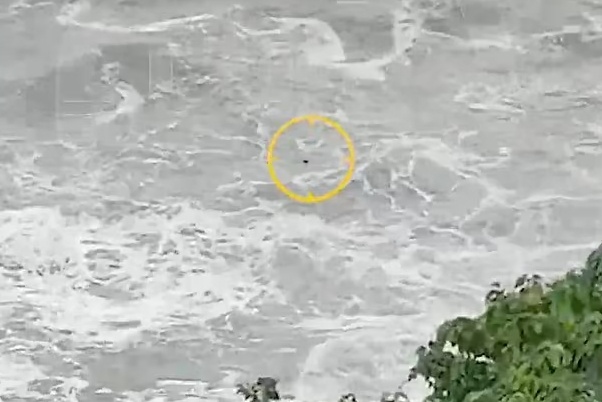 Dien vien nguoi Nga bi song cuon khi tap yoga tren bai bien Thai Lan hinh anh