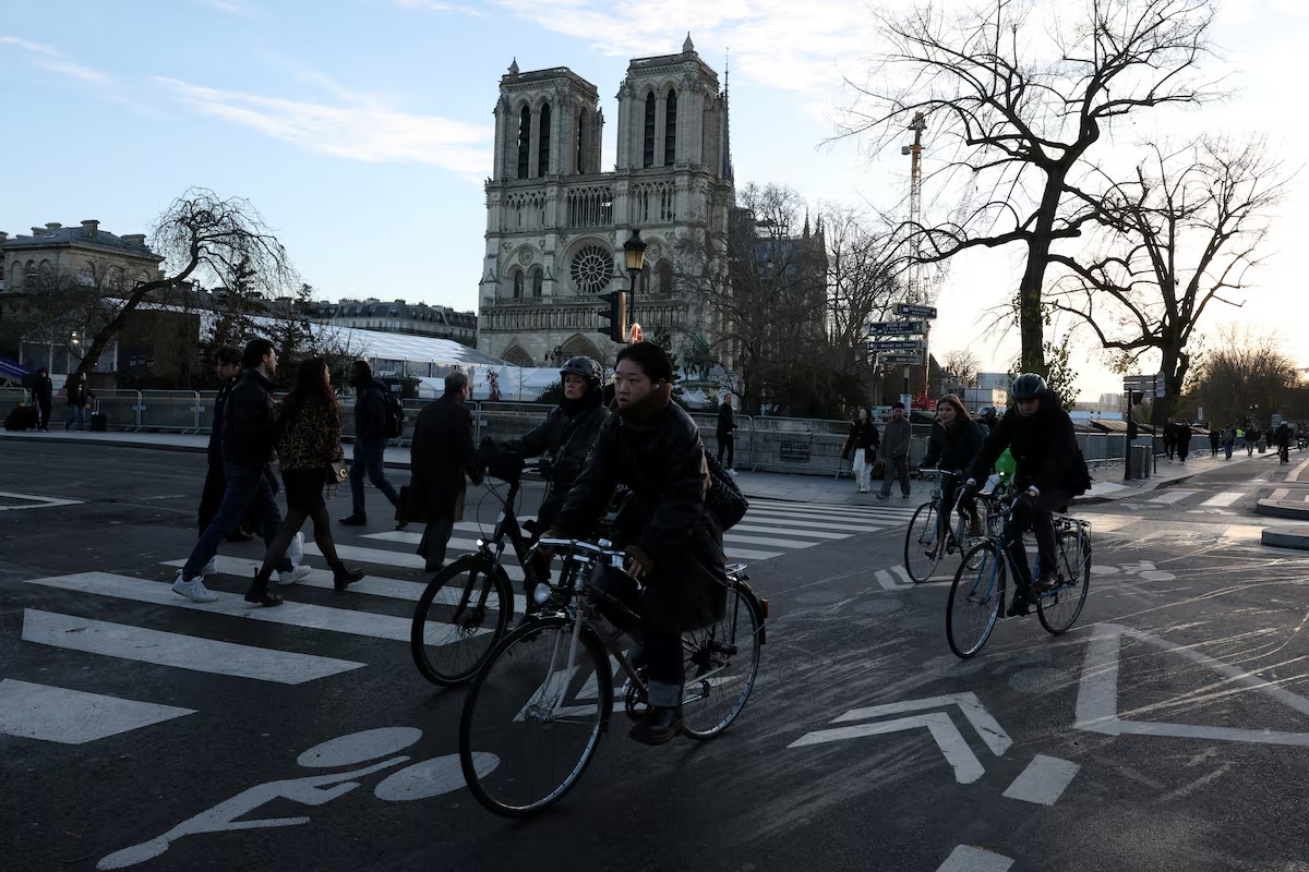 Ngay tro lai cua nha tho Duc Ba Paris hinh anh