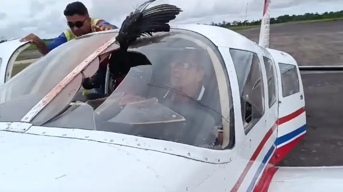 Kinh may bay vo nat sau cu va cham chim ken ken hinh anh