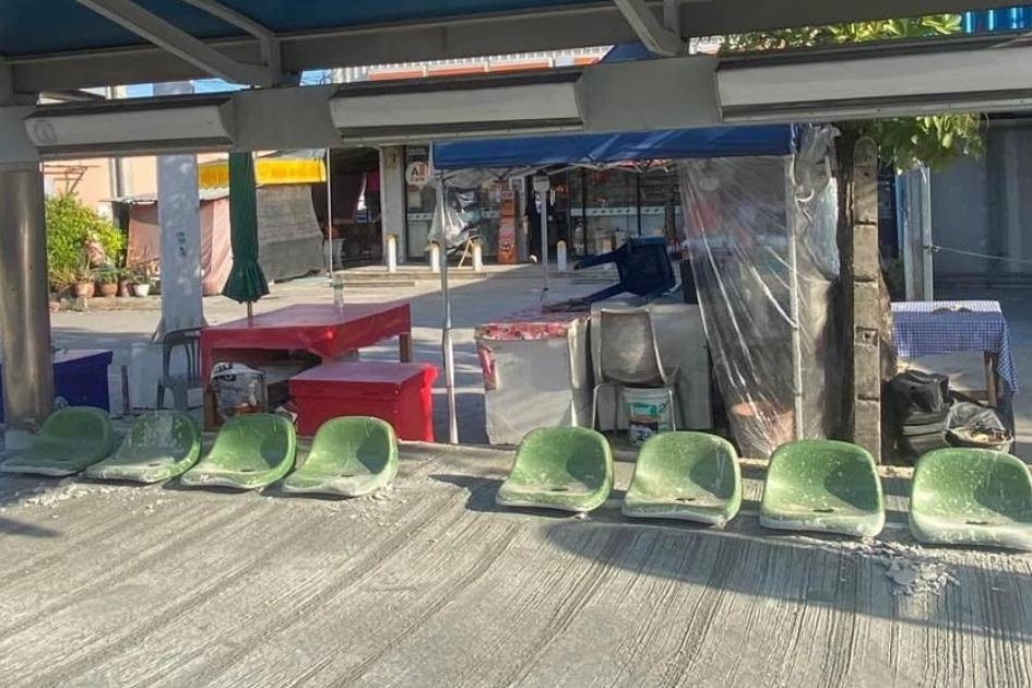 Ghe cho xe buyt ngang mat dat gay ngao ngan o Thai Lan hinh anh