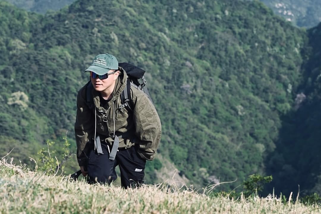 Khong tiec tien thue 'anh trai' cung leo nui o Trung Quoc hinh anh