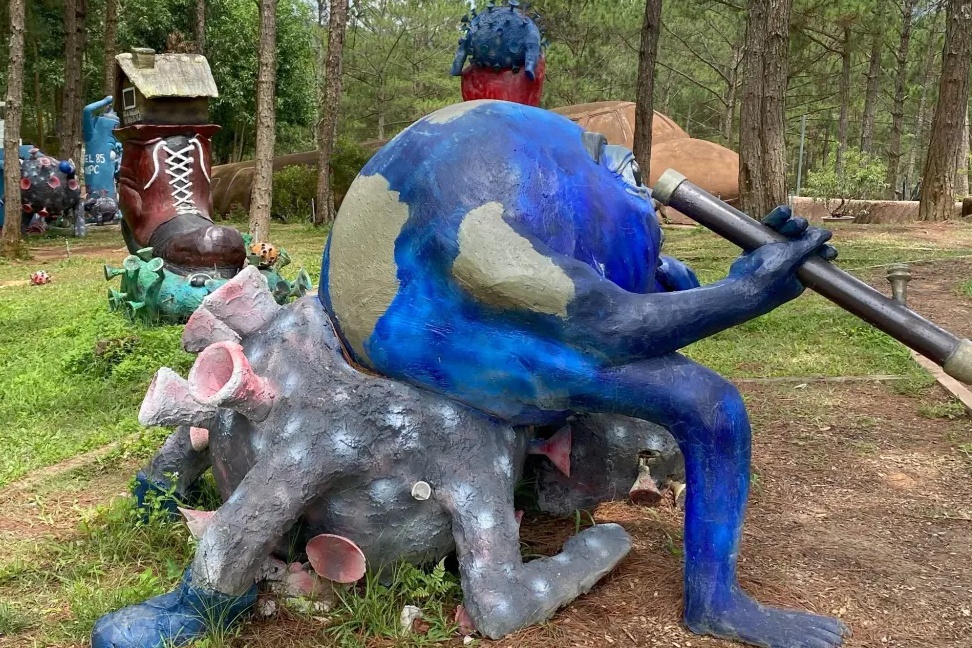 Khach Anh ngo ngang tham cong vien Covid-19 o Da Lat hinh anh