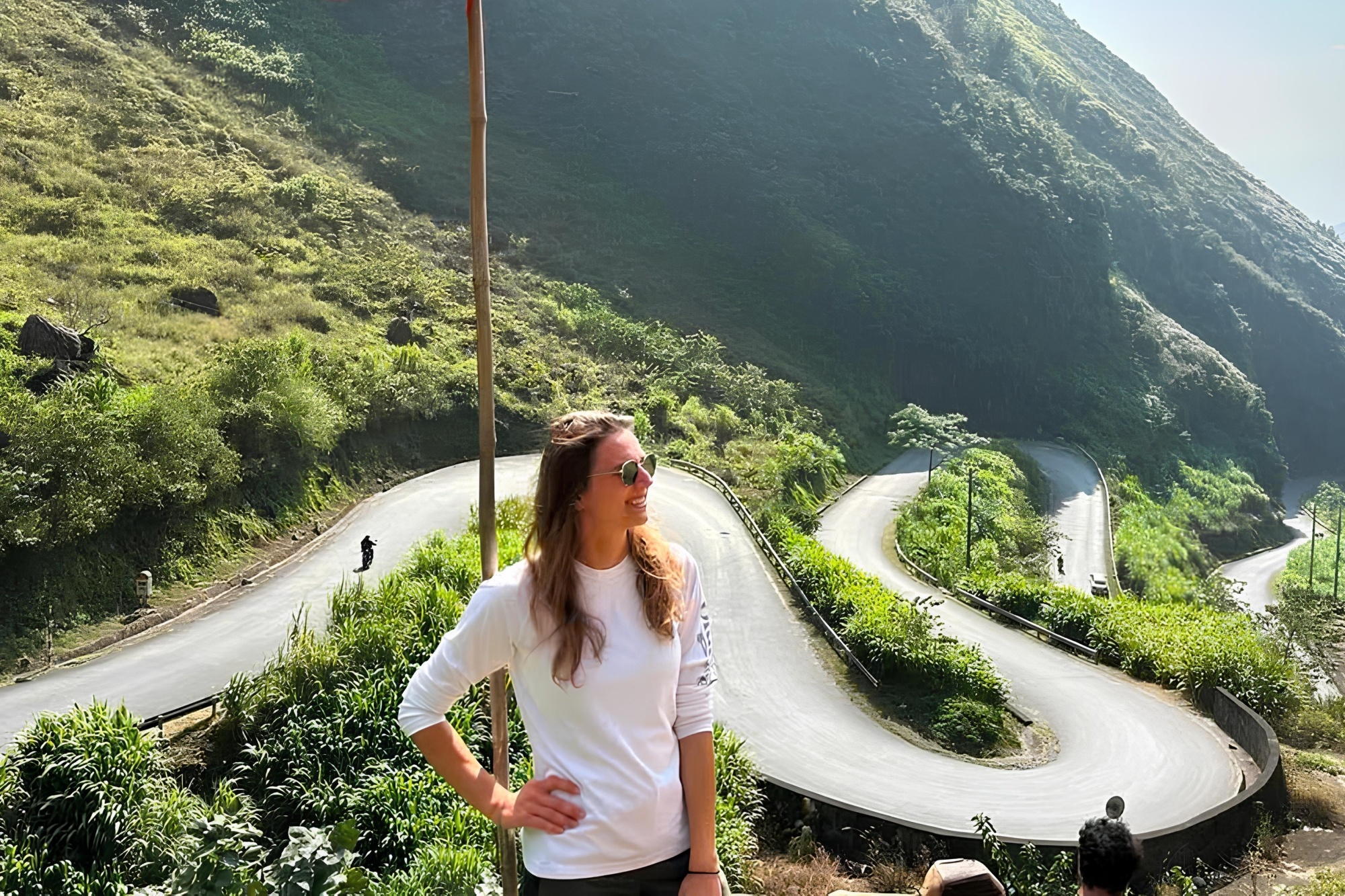 Phong vien ngoai ke chuyen di xe may do deo, bi cho can o Ha Giang hinh anh